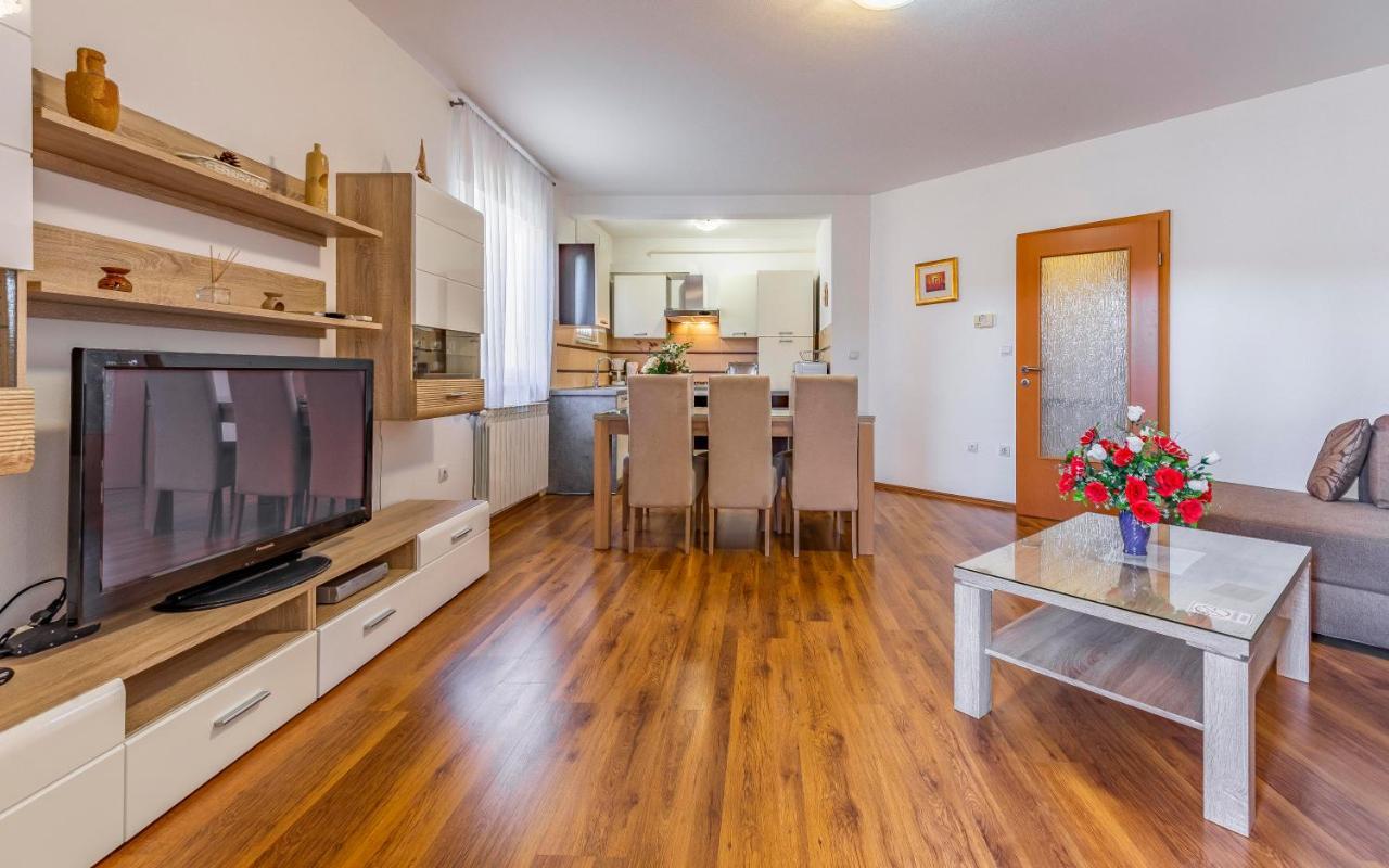 Istriensonne - Apartments Veruda Mit Grillterrasse พูลา ภายนอก รูปภาพ