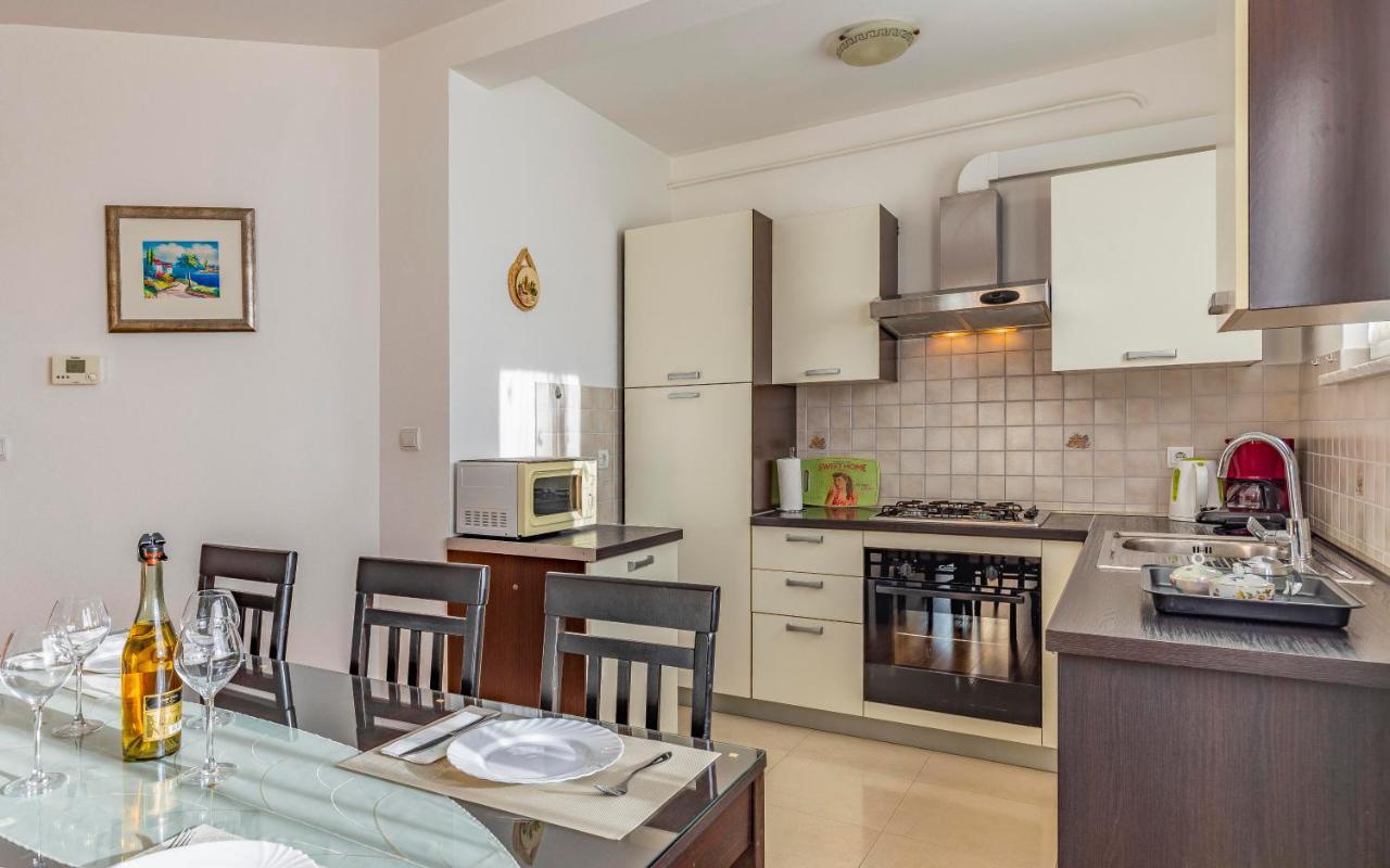 Istriensonne - Apartments Veruda Mit Grillterrasse พูลา ภายนอก รูปภาพ