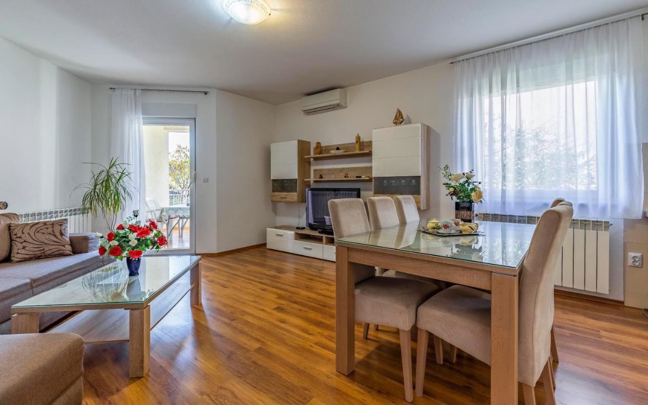 Istriensonne - Apartments Veruda Mit Grillterrasse พูลา ภายนอก รูปภาพ