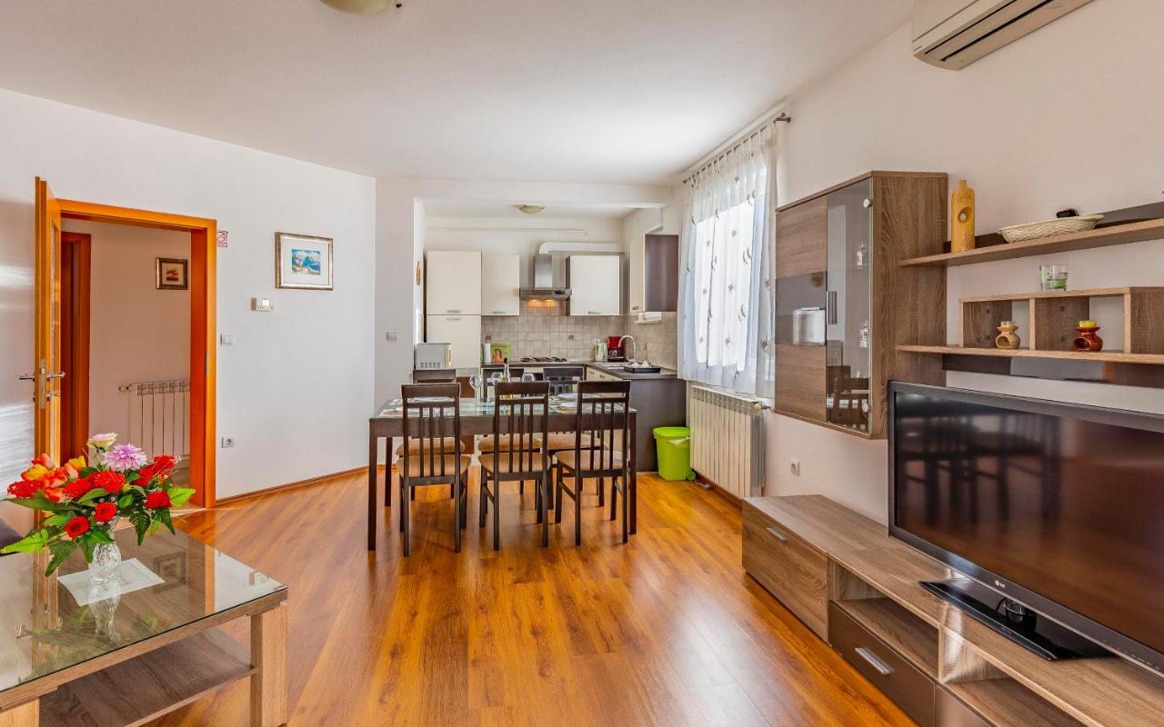 Istriensonne - Apartments Veruda Mit Grillterrasse พูลา ภายนอก รูปภาพ