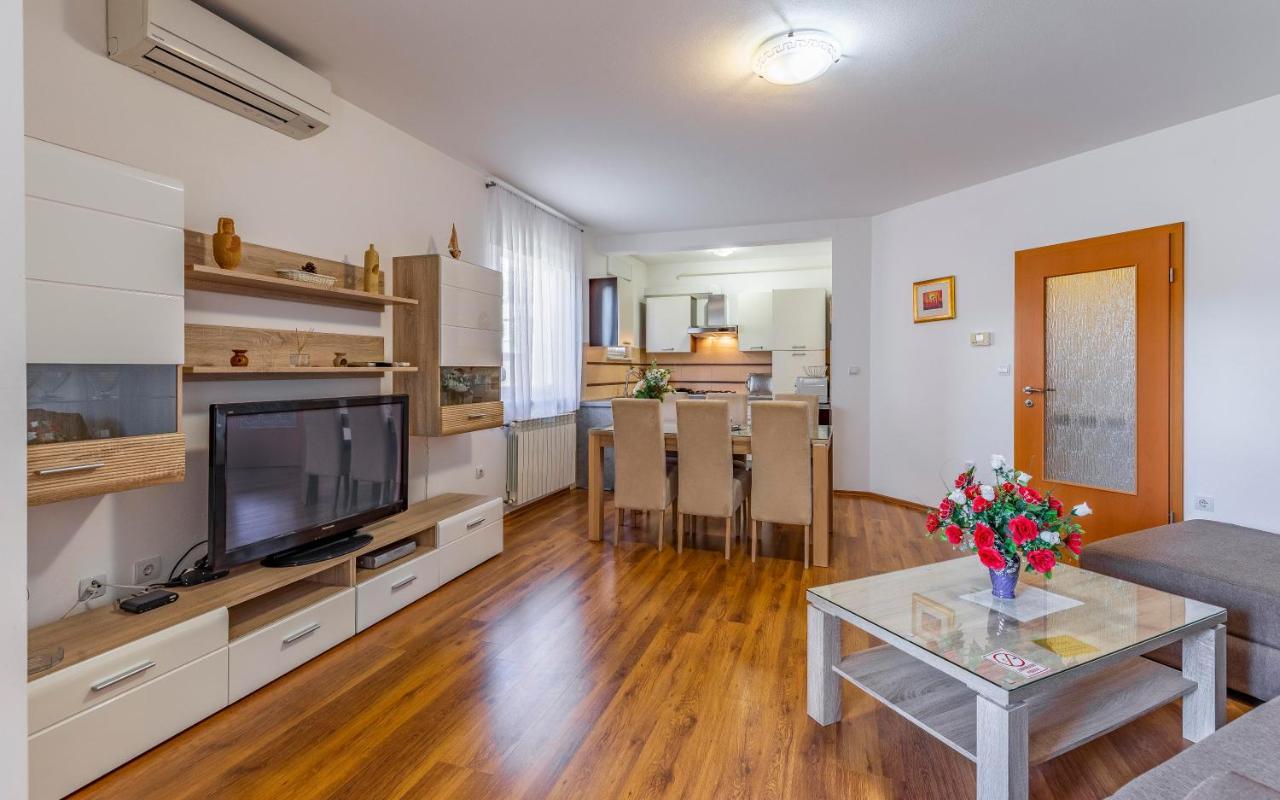 Istriensonne - Apartments Veruda Mit Grillterrasse พูลา ภายนอก รูปภาพ