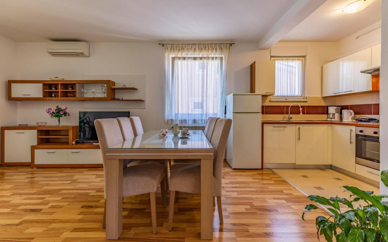 Istriensonne - Apartments Veruda Mit Grillterrasse พูลา ภายนอก รูปภาพ
